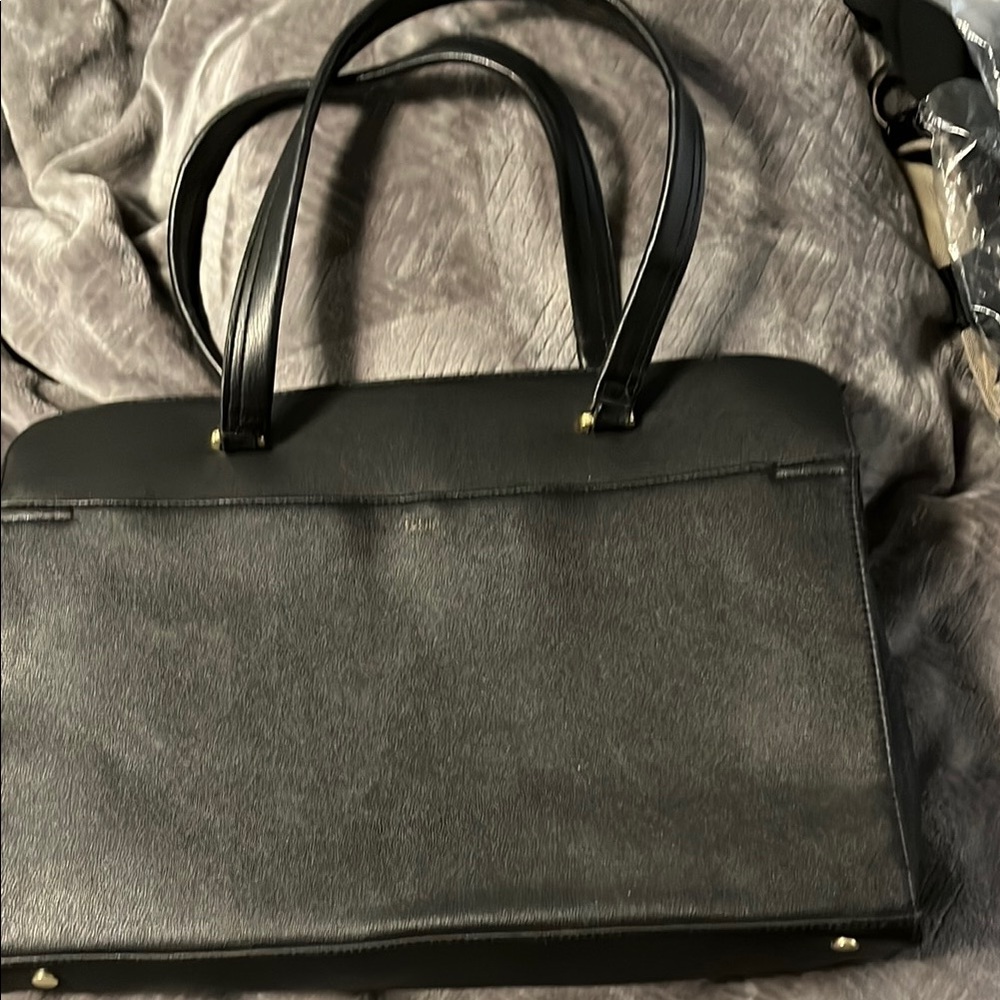 Elegant Black Leather Tote with Pockets
